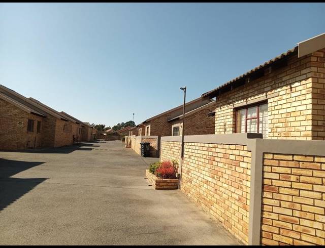 3 BEDROOM TOWNHOUSE FOR SALE IN GREENHILLS